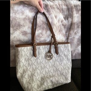 Used Michael Khors Pockwt book